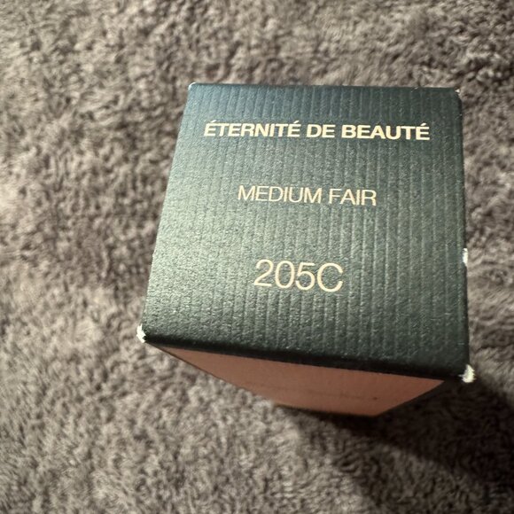 Gucci  24 Hour Full Coverage Luminous Matte Finish Foundation, Medium Fair, 205C - Picture 4 of 4